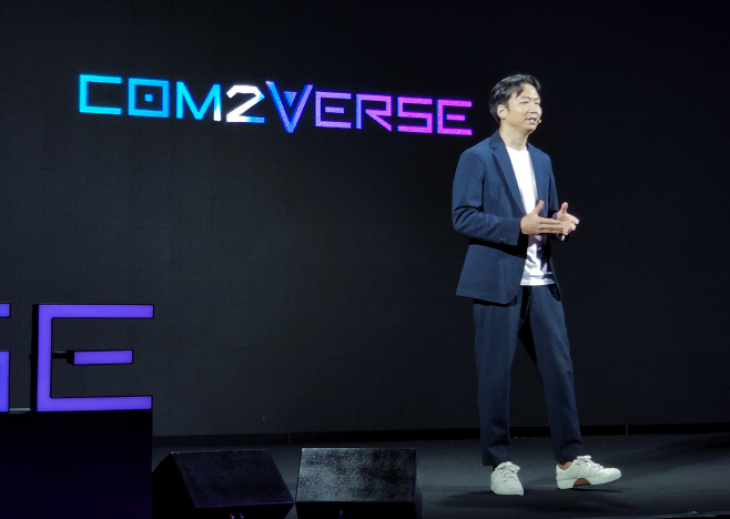 컴투버스 소개하는 송재준 컴투스 대표