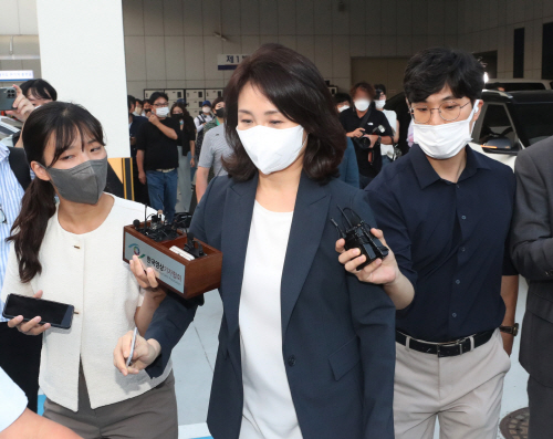 '법인카드 의혹' 조사 마치고 나오는 김혜경 씨
