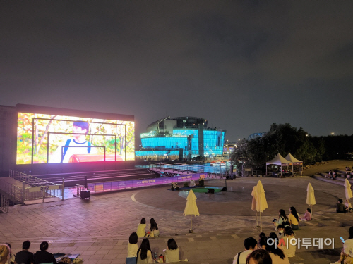 야시장 내 설치된 스크린을 통해 시민들이 영화