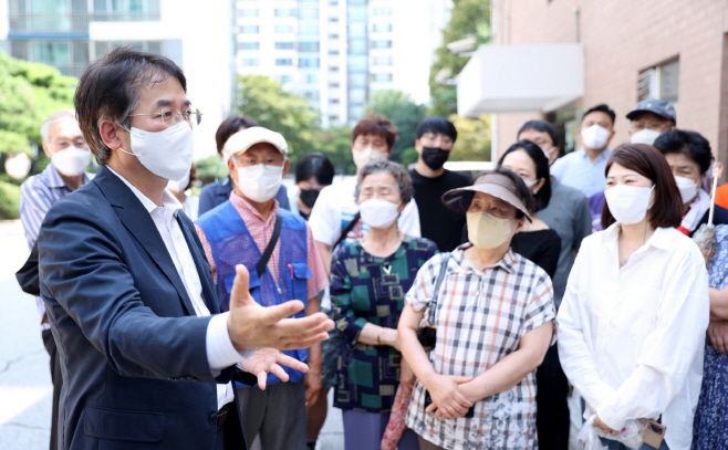 이동환 고양시장이 1기 신도시 재건축 추진단지 주민과 만나고