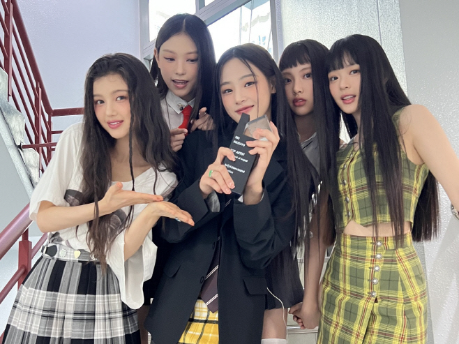 뉴진스 인기가요 트로피 인증샷