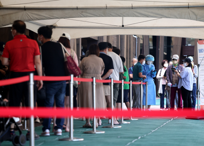 붐비는 송파구 선별진료소<YONHAP NO-3059>
