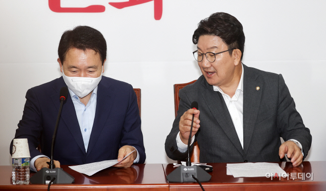 [포토] 성일종 정책위의과 대화하는 권성동 원내대표