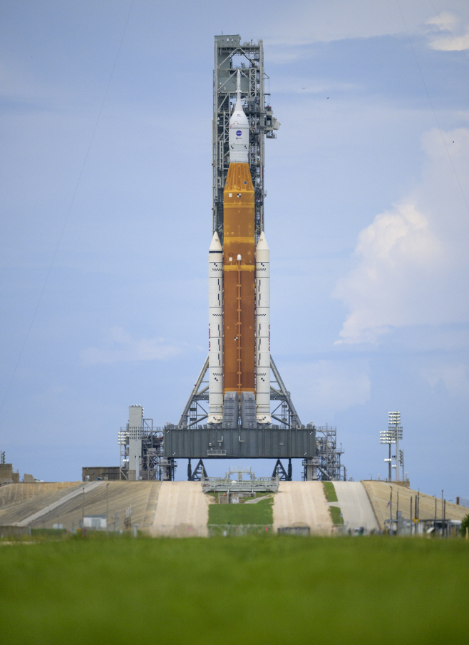 발사 하루 앞둔 아르테미스 프로그램 초대형 로켓 'SLS'