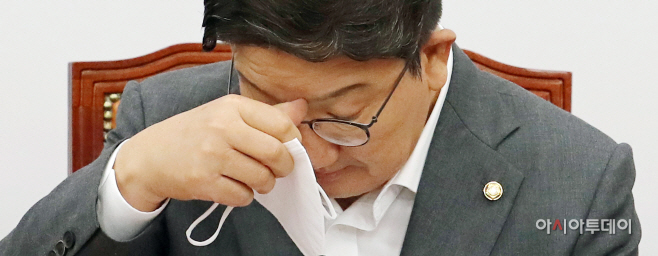 [포토] 마스크 벗는 권성동 원내대표