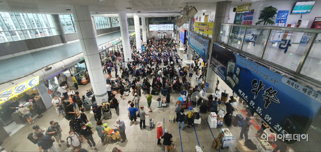 (사진1) 하계 휴가철 특송기간 인천항 연안여객터미널 대합실