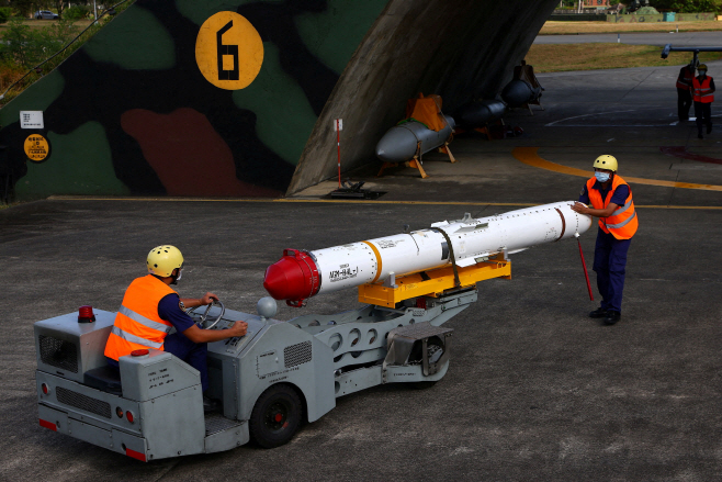 미국산 AGM-84 미사일 싣는 대만 공군
