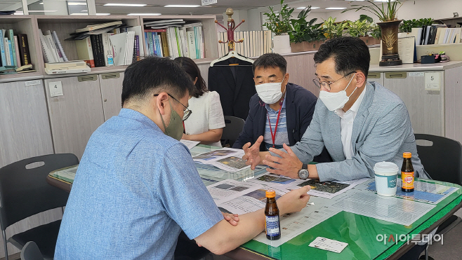 사진3) 국토교통부 방문시 건의사항 전달하는 이기재 구청장