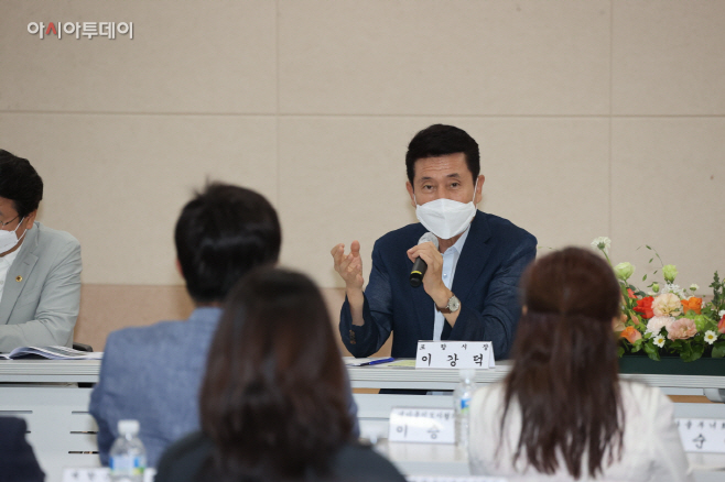 장량동 주요사업에 대해 설명중인 이강덕 포항시장/제공=포항시
