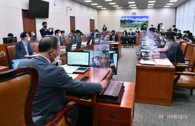 [포토] 국회 외통위 ‘美 전기차 보조금 차별 금지 촉구 결의안 의결'