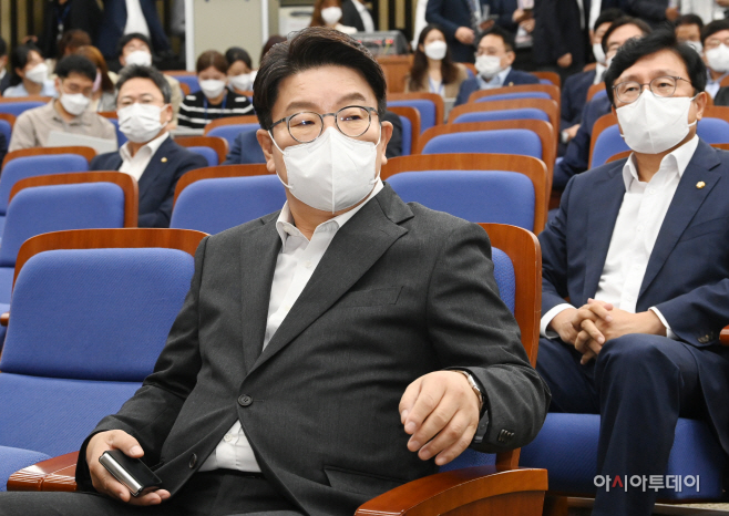 [포토] 의원총회 참석한 권성동 원내대표