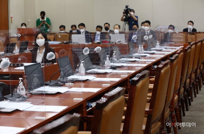 [포토] 야당 없는 기재위 전체회의