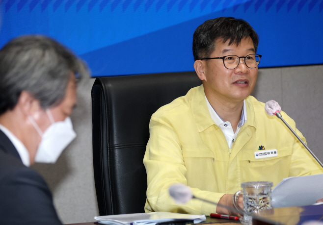 중대본 회의 주재하는 이기일 차관<YONHAP NO-2784>
