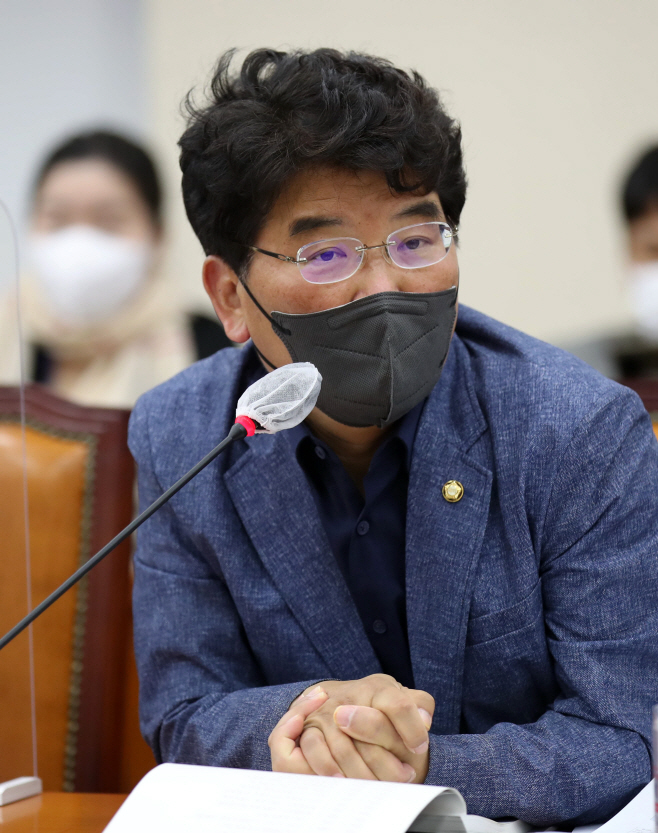 발언하는 박완주