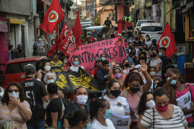 경제난 속 항의 시위하는 브라질 빈민가 주민들
