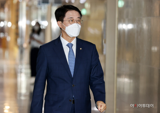 [포토] 비공개 화상 의총 참석하는 조정식 의원
