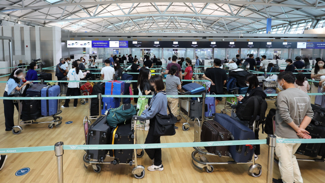 붐비는 인천공항 출국장<YONHAP NO-2913>