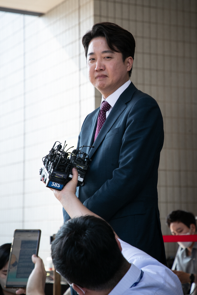 심문 마친 뒤 취재진 질문에 답하는 이준석<YONHAP NO-4219>