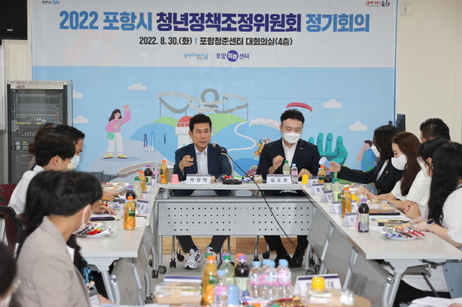 회의 중 청년과 소통중인 이강덕 포항시장/제공=포항시