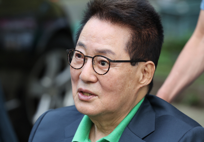 취재진 앞에 선 박지원 전 국정원장<YONHAP NO-1740>