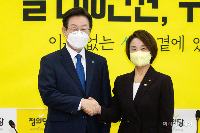 [포토] 이은주 정의당 비대위원장과 악수 나누는 이재명 민주당 대표
