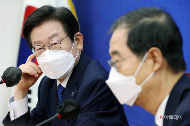 [포토] 한덕수 국무총리 인사말 듣는 이재명 민주당 대표
