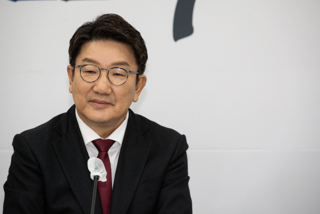 인사말 경청하는 권성동<YONHAP NO-3803>