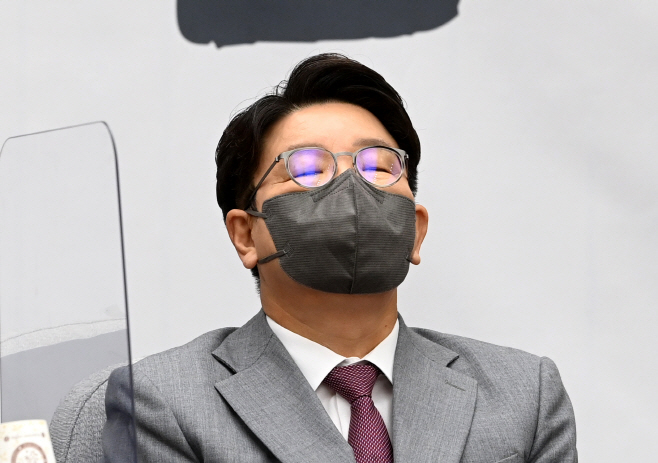 생각하는 권성동 원내대표