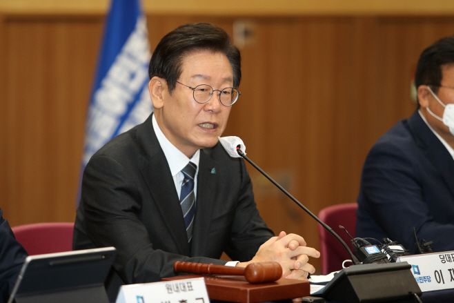 최고위원회의서 발언하는 이재명 대표