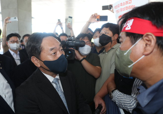 출근 막히는 김태현 신임 국민연금공단 이사장