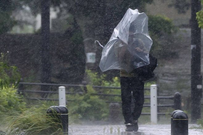 Japan Asia Typhoon <YONHAP NO-2977> (AP)