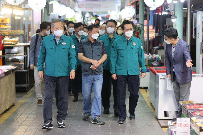 전통시장 방문한 이상민·정황근 장관