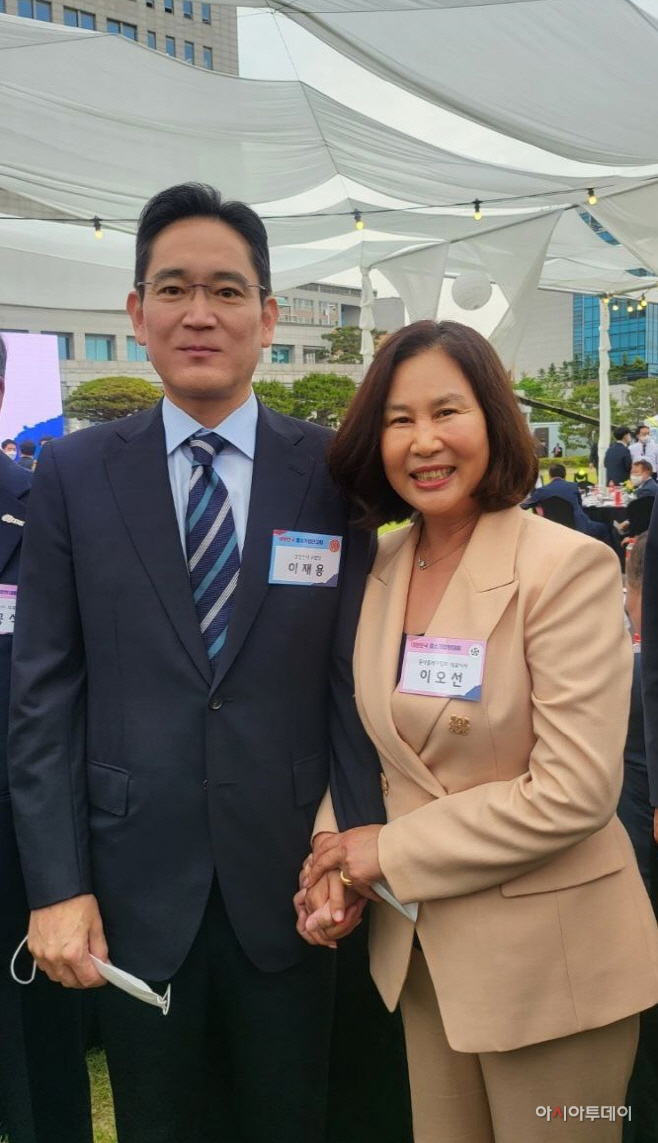 220525 중소기업인대회 시 이재용 부회장과 이오선 대표 (1)
