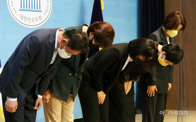 [포토] 정의당 비례의원 '의원단에 대한 신뢰 회복 위해 분골쇄신할 것'