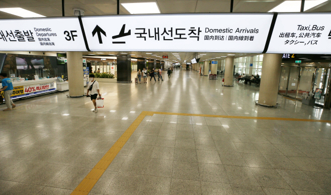 태풍 북상에 제주 발길 뚝<YONHAP NO-2343>