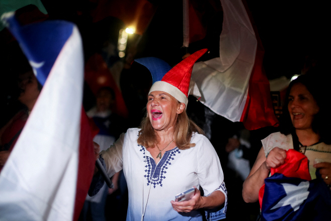 칠레 개헌안 국민투표 부결에 기뻐하는 시민