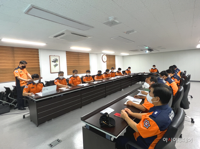 태풍 ‘힌남노’ 북상 대비 긴급 상황판단회의 중인 밀양소방서