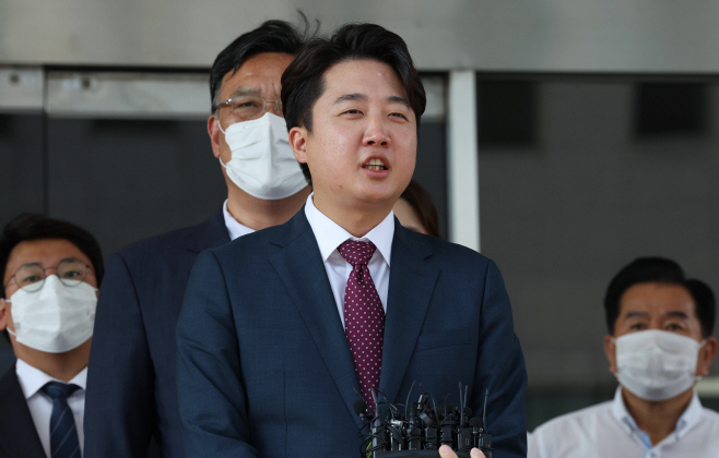 법원 나서며 답변하는 이준석<YONHAP NO-4241>