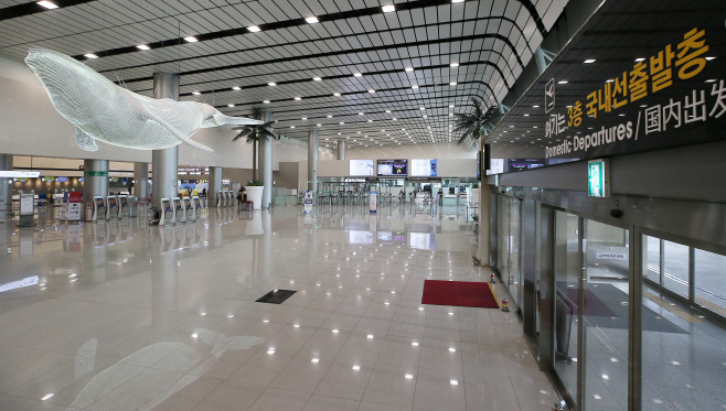 태풍에 텅 빈 제주공항