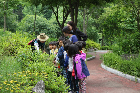 유명산휴양림에서 숲해설하는
