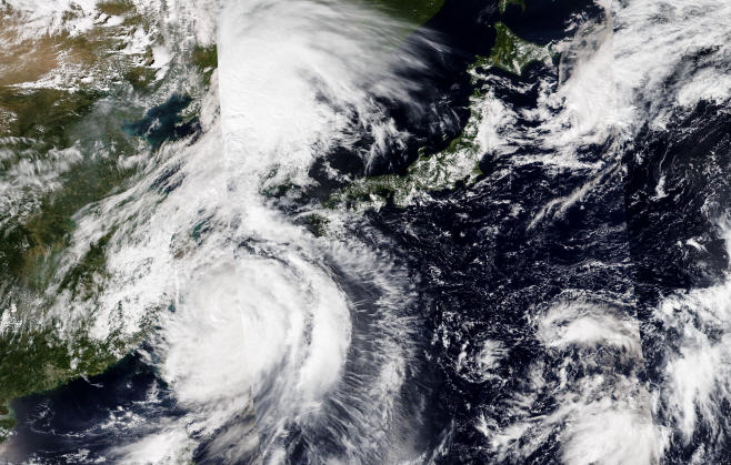 Asia-Typhoon <YONHAP NO-0086> (AP)