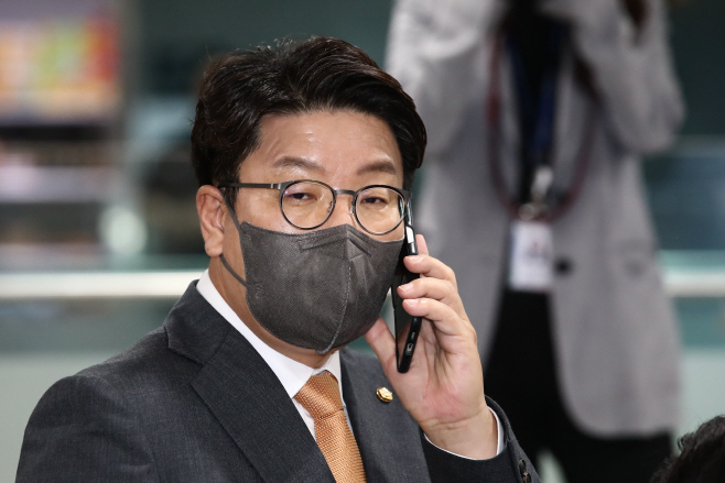 전화 통화하는 권성동<YONHAP NO-3018>