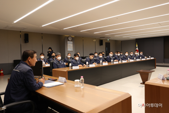 사진1 KAI 강구영 사장이 임직원 상견례를 가지고 있다