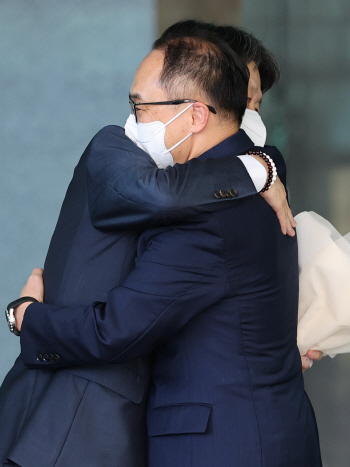 김후곤 서울고검장과 포옹하는 이원석
