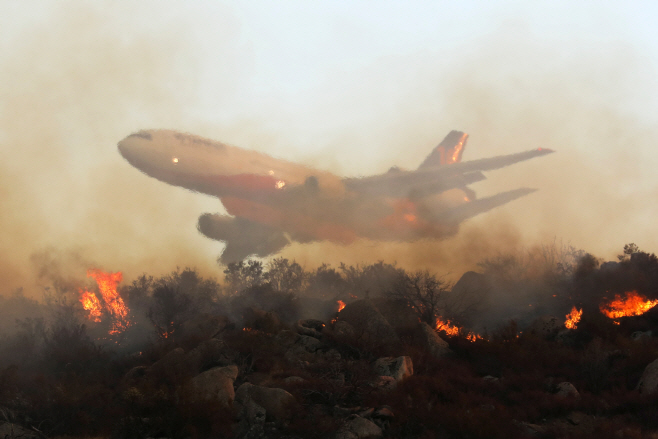 CALIFORNIA-WILDFIRES/ <YONHAP NO-5373> (REUTERS)