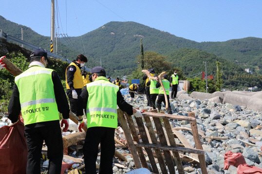 태풍 수해피해 지역 찾아나선 경찰관들(1)