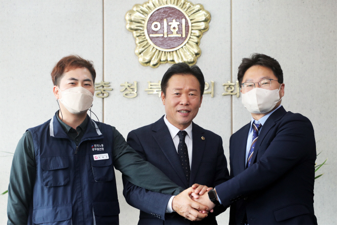 차 없는 도청 합의 사진(좌측부터 이범우 충북도공무원노동조합