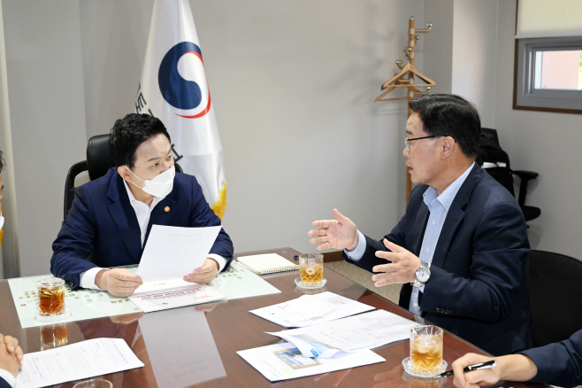 강수현 양주시장이 원희룡 국토교통부장관과 양주시 현안에 대