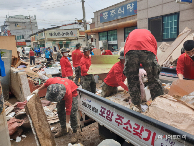지난  11일 오전 대송면 제내리 한 골목에서 해병대 장병들이