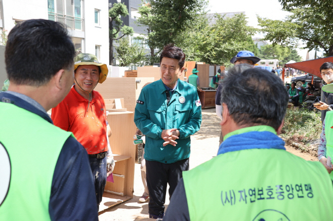 이강덕 포항시장이 권기창 안동시장과 봉사단에게 피해복구 지